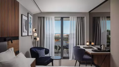 Chorvátsko - Baška Voda - hotel Noemia - izba s francúzskym balkónom