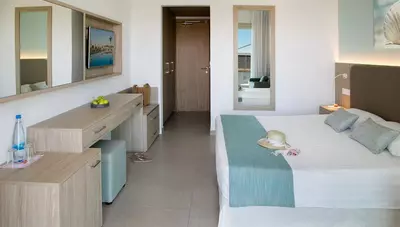 Cyprus - Ayia Napa - Hotel Asterias Beach - dvojlôžková izba bočne orientovaná na morskú stranu Cyprus - Ayia Napa - Hotel Asterias Beach - dvojlôžková izba bočne orientovaná na morskú stranu