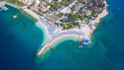 Chorvátsko - Selce - hotel Slaven - pláž Chorvátsko - Selce - hotel Slaven - pláž