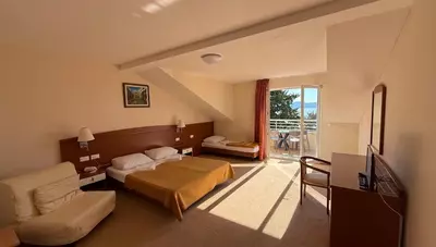 Chorvátsko - Gradac - hotel Neptun - dvojlôžková izba s dvomi prístelkami