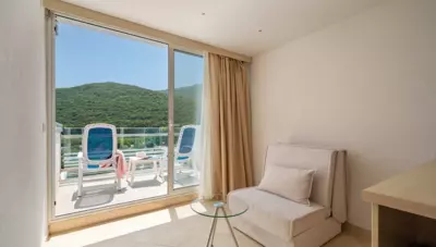 Chorvátsko - Istria - Rabac - hotel Hedera - trojlôžková izba na morskú stranu Chorvátsko - Istria - Rabac - hotel Hedera - trojlôžková izba na morskú stranu