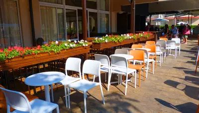 Bulharsko - Slnečné pobrežie - Hotel Astoria - terasa pri bazéne Bulharsko - Slnečné pobrežie - Hotel Astoria - terasa pri bazéne