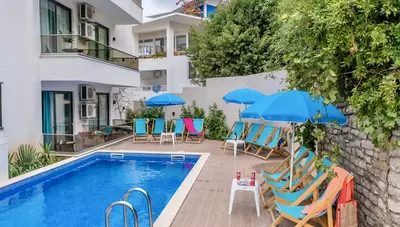 Čierna Hora - Čanj - penzión Lara Lux - bazén