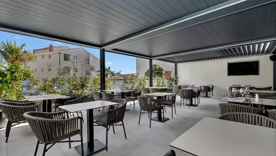 Chorvátsko - Baška Voda - hotel Noemia - vonkajšia terasa