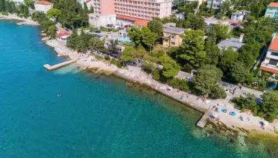 Chorvátsko - Crikvenica - Mediteran Hotel by Aminess - pláž Chorvátsko - Crikvenica - Mediteran Hotel by Aminess - pláž