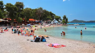 Chorvátsko - Biograd na moru - hotel Adriatic - pláž Chorvátsko - Biograd na moru - hotel Adriatic - pláž