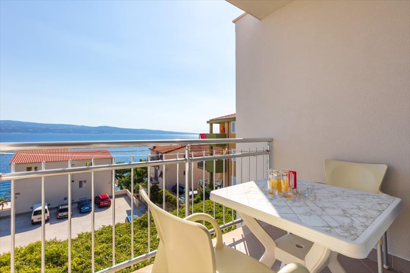 Chorvátsko - Omiš - Nemira - Apartmány Lana - balkón s posedením Chorvátsko - Omiš - Nemira - Apartmány Lana - balkón s posedením